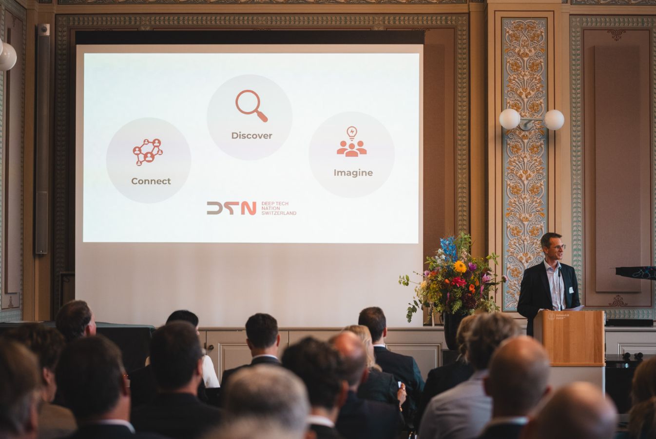 Begrüssungsrede von Christoph Aeschlimann, CEO von Swisscom und Stiftungsratspräsident von DTN. (Bilder: Julian Graf)